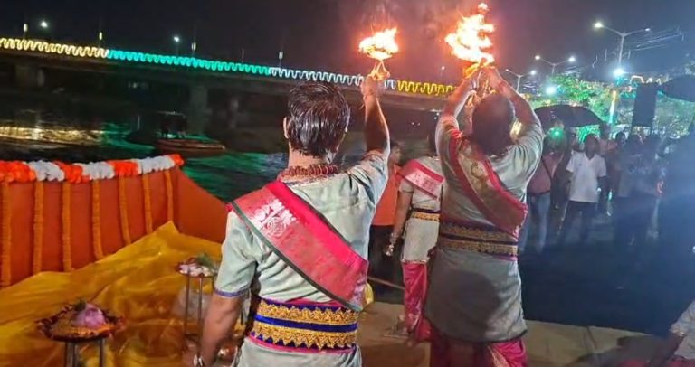 শিলিগুড়িতে মহানন্দার পাড়ে আরতি, প্রদীপ প্রজ্জ্বলন