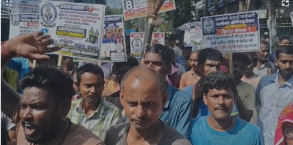 স্থায়ীকরণ ও বেতন বৃদ্ধির দাবিতে অনির্দিষ্টকালের কর্মবিরতি উত্তরবঙ্গের সাফাই কর্মীদের