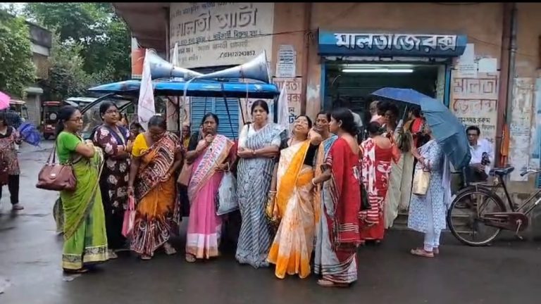 অন্নপূর্ণা ভাণ্ডার: নবদ্বীপ পুরসভায় বিক্ষোভ, স্মারকলিপি মহিলা সমিতির