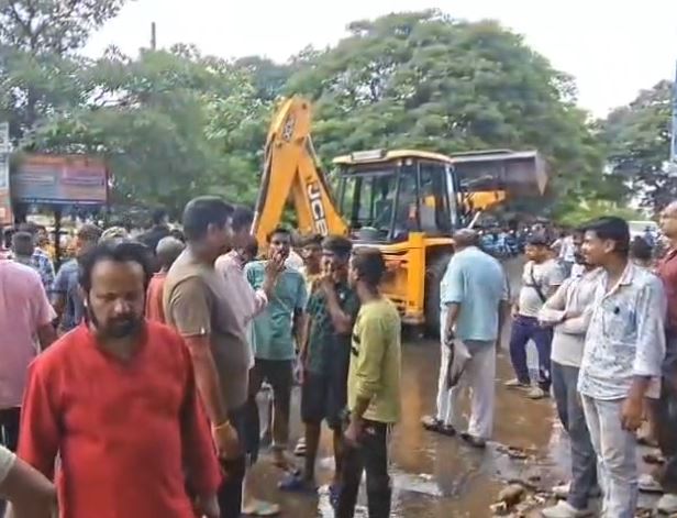 আড়া মোড়ে বেহাল নিকাশি ব্যবস্থা, ড্রেন পরিষ্কারে নামলেন বিধায়ক