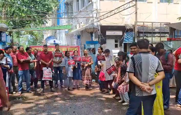 আসানসোলে এসবিআই-এর সামনে বিক্ষোভ, টানা ধর্মঘটের হুঁশিয়ারি