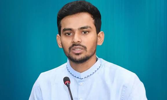 প্রায় ১৩০০০ কোটি ‘‌চুরি’‌র অভিযোগ ইউনুস সরকারের উপদেষ্টা আসিফ মহম্মদের বিরুদ্ধে