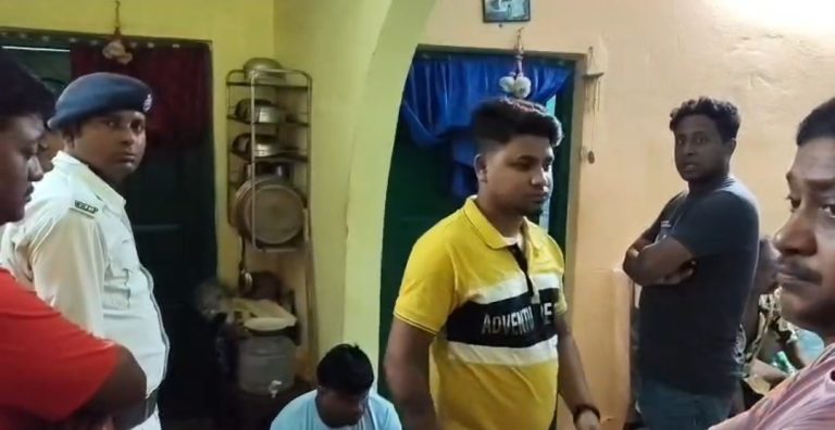 বাগুইআটি এলাকায় যুবক খুন, আলমারি ভেঙে গয়না, টাকা লুঠ