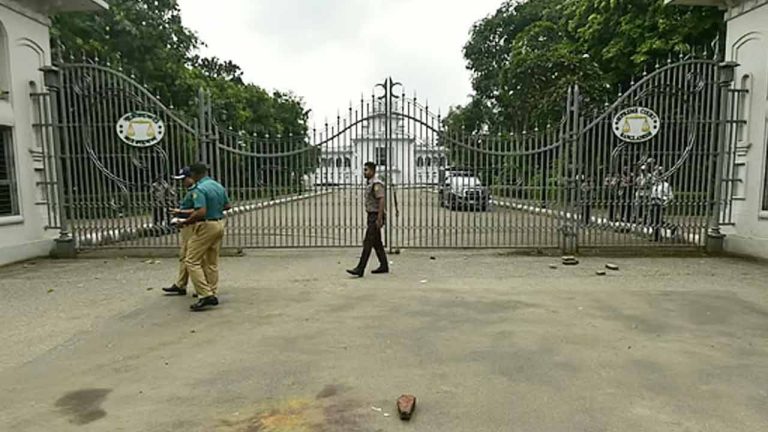 বাংলাদেশ সুপ্রিম কোর্টের সামনে বিস্ফোরণ