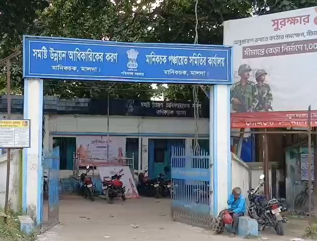 বন্যার জল নামতেই ভূতনিতে দুর্গাপুজোর প্রস্তুতি, ফিরছে উৎসবের ব্যস্ততা