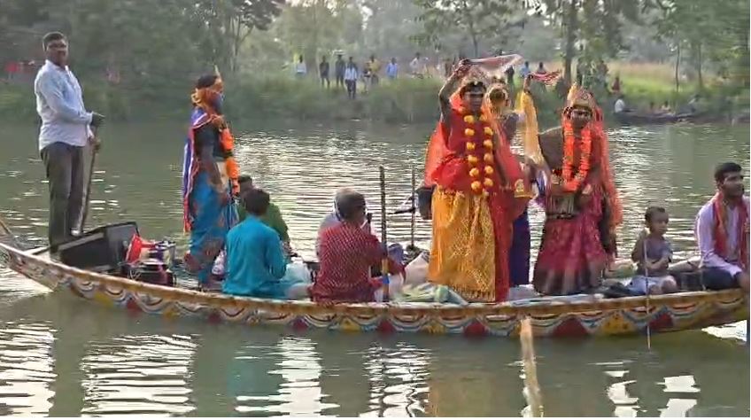 নৌকা বাইচ প্রতিযোগিতা ঘিরে উৎসবের আমেজ বামনগোলায়