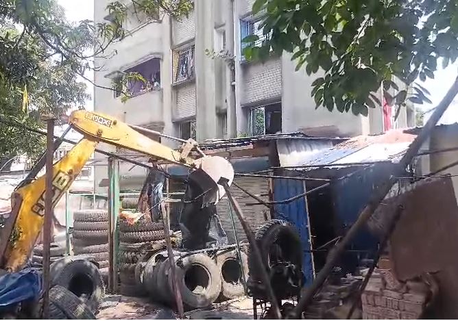 হাইকোর্টের নির্দেশে শিলিগুড়িতে বুলডোজার, ঘরছাড়া বহু