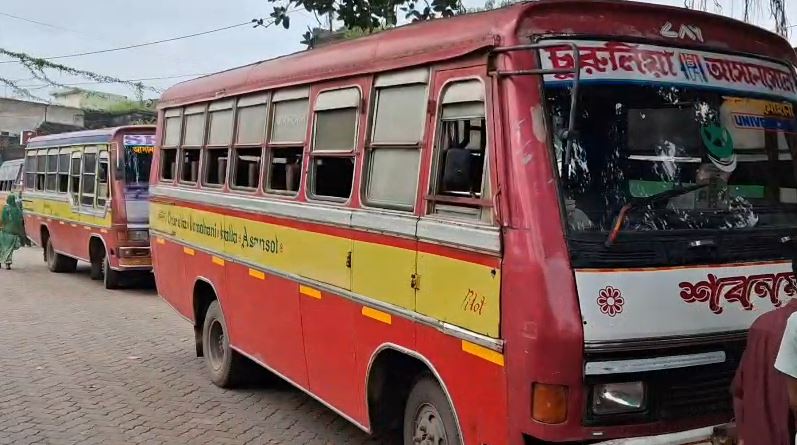 টোটোর দৌরাত্ম্য: বারাবনিতে অনির্দিষ্টকালের মিনিবাস ধর্মঘট