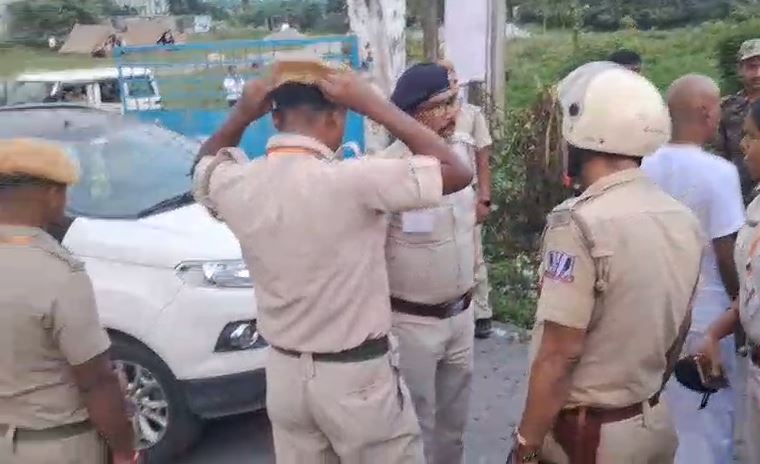 মুখ্যমন্ত্রীর হেলিপ্যাডের সামনে গাড়ির কাচ ভাঙাকে কেন্দ্র করে উত্তেজনা