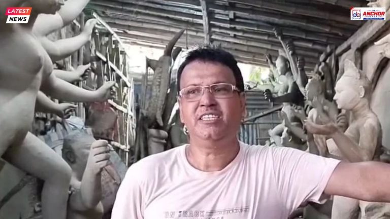 একসঙ্গে ২১টি প্রতিমা গড়ছেন মৃৎশিল্পী চারু পাল