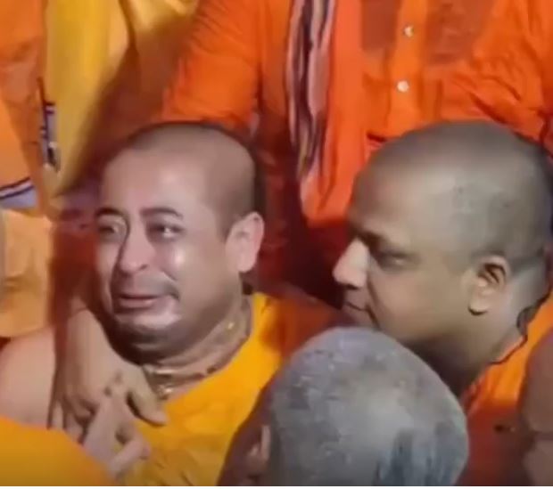 মায়ের শেষকৃত্যে হাউহাউ করে কাঁদলেন চিন্ময়কৃষ্ণ