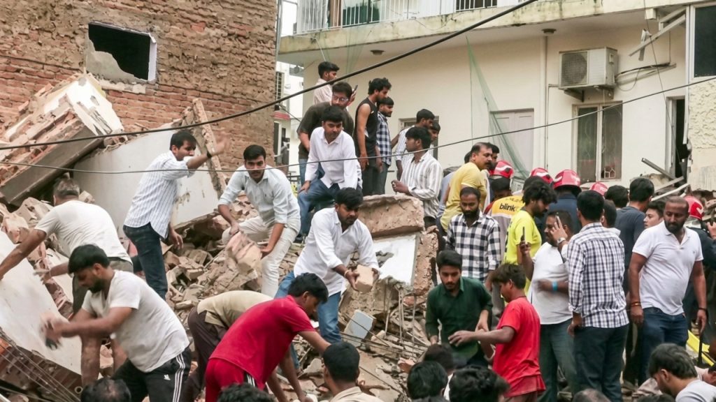 দিল্লির বহুতল ভাঙার ঘটনায় মৃত ৭, শুনানি হাইকোর্টে