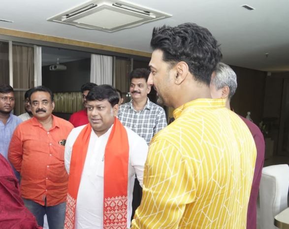 দেবের বাড়িতে সুকান্ত, গণেশ পুজোয় জমে গেল রাজনীতির জল্পনা!