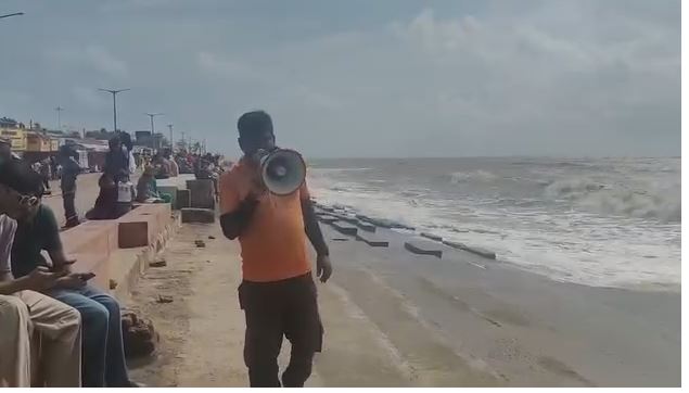 গভীর দুর্যোগ, বৃহস্পতি থেকে তুমুল বৃষ্টি রাজ্যজুড়ে!‌