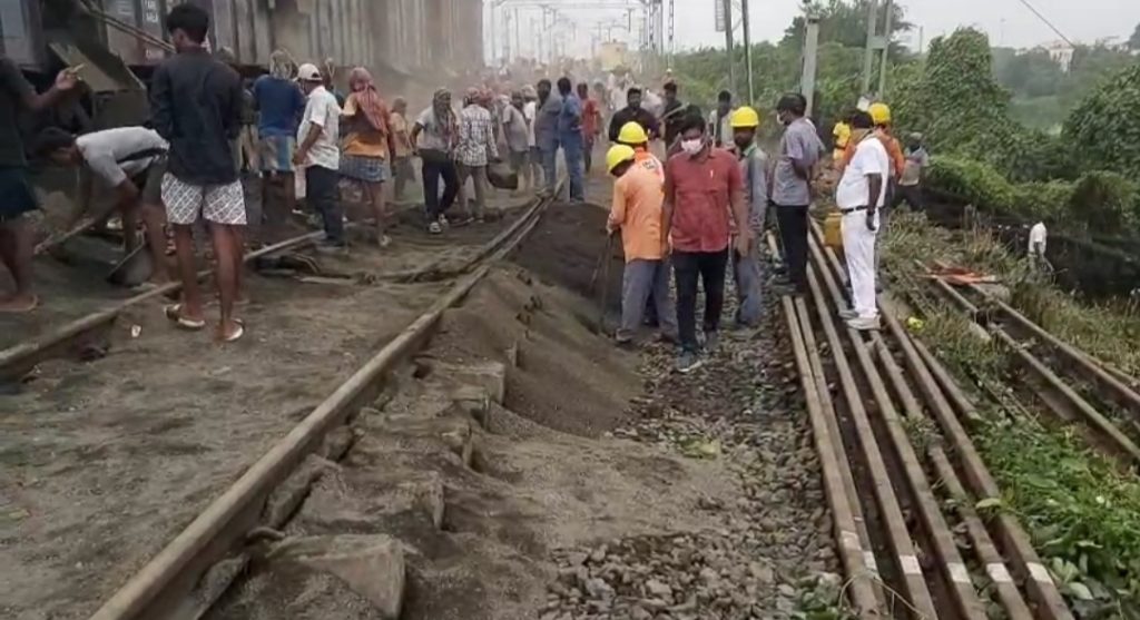 ফারাক্কায় রেললাইনে ব্যাপক ধস