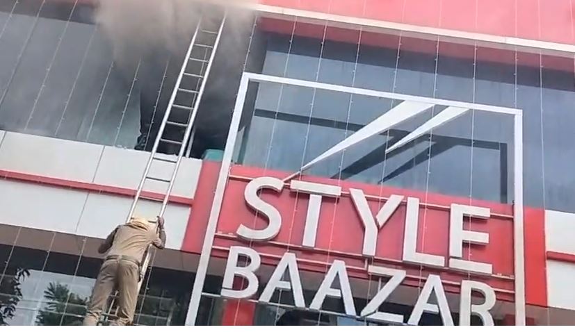 পুজোর আগে শপিং মলে ভয়াবহ অগ্নিকাণ্ড, কাঁচ ভাঙতে গিয়ে আহত একাধিক দমকলকর্মী