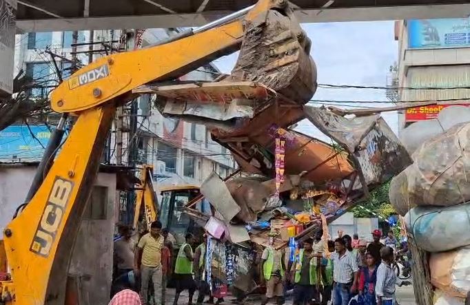 বর্ধমান রোড ফ্লাইওভারের নিচে উচ্ছেদ অভিযান