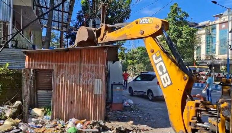 ফুটপাত পথচারীদের, দখল সরাতে সেবক রোডে পুরনিগমের অভিযান
