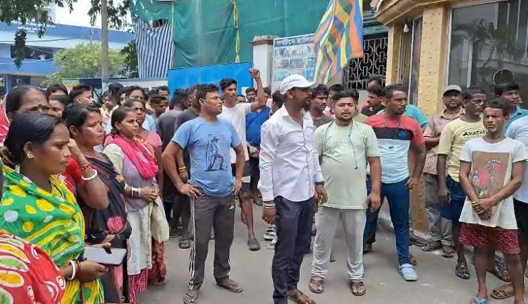হালিশহর পুরসভার বেহাল পরিষেবা, বন্ধ বেতনের দাবিতে বিক্ষোভ
