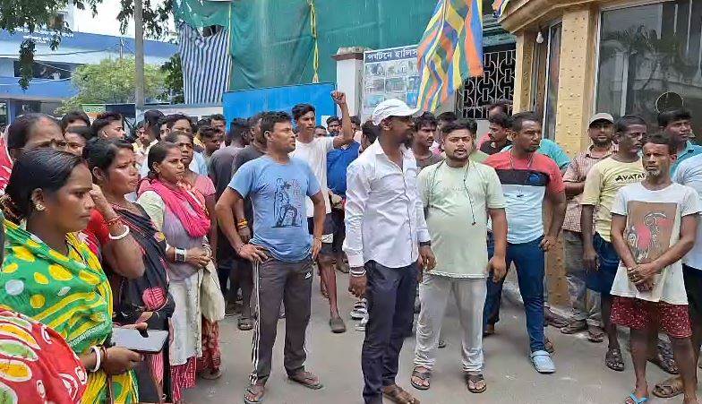 হালিশহর পুরসভার বেহাল পরিষেবা, বন্ধ বেতনের দাবিতে বিক্ষোভ