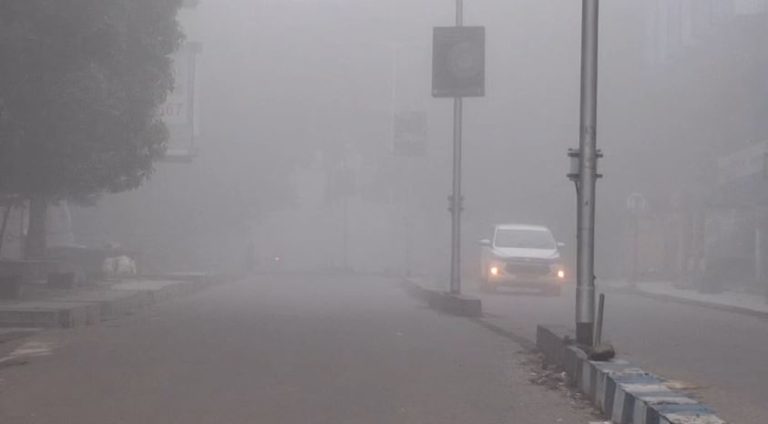 ঘন কুয়াশার চাদরে দুর্গাপুর, এনএইচ ১৯-এ ধীরগতিতে  যানবাহন