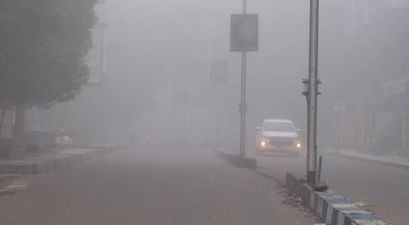 ঘন কুয়াশার চাদরে দুর্গাপুর, এনএইচ ১৯-এ ধীরগতিতে  যানবাহন