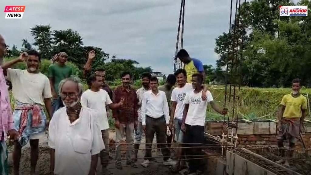 নিম্নমানের নির্মাণসামগ্রী: ইসলামপুরে স্বাস্থ্যকেন্দ্রে বিক্ষোভ