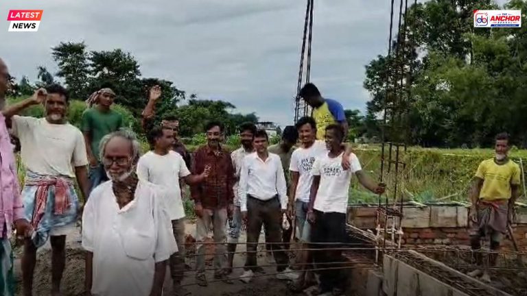 নিম্নমানের নির্মাণসামগ্রী: ইসলামপুরে স্বাস্থ্যকেন্দ্রে বিক্ষোভ