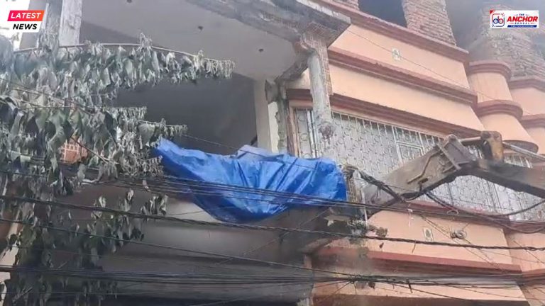 অনুমোদনহীন তিনতলা বাড়িতে বুলডোজার, কড়া পদক্ষেপ পুরনিগমের