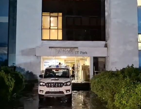 মাটিগাড়ার তথ্যপ্রযুক্তি পার্কে পুলিশের হানা, গ্রেপ্তার ৪