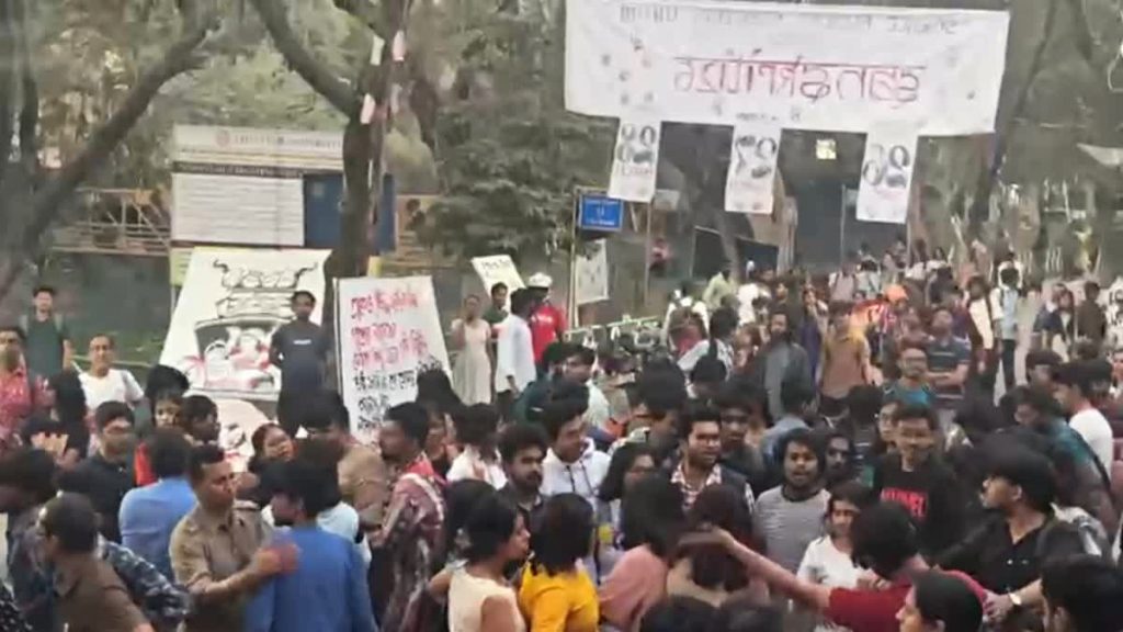 যাদবপুরে দু’পক্ষের জমায়েত, উত্তেজনা
