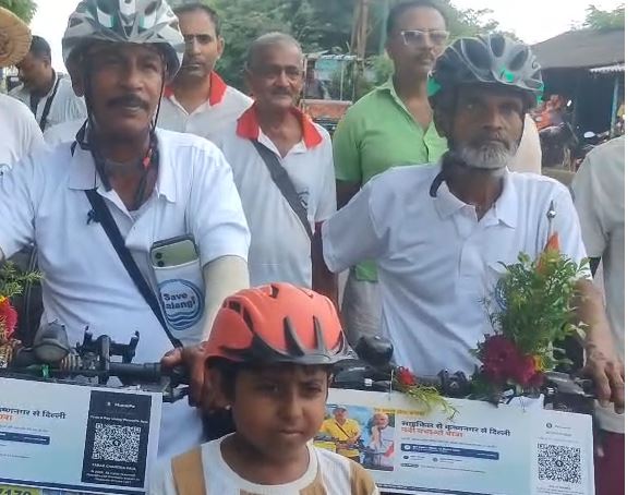 মৃতপ্রায় জলঙ্গিকে বাঁচাতে দুচাকায় দিল্লিযাত্রা দুই প্রবীণের
