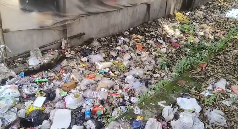 দীর্ঘদিন বেহাল নিকাশিনালা, দুর্ভোগে বাসিন্দারা