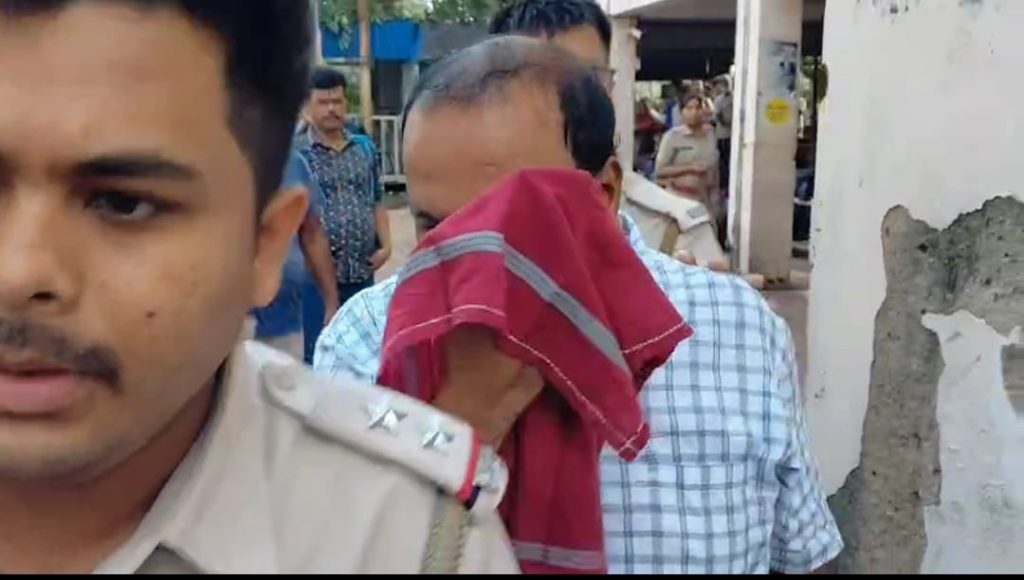 কাঁচরাপাড়ায় স্কুলে আর্থিক তছরূপের অভিযোগে টিটাগড়ে গ্রেপ্তার
