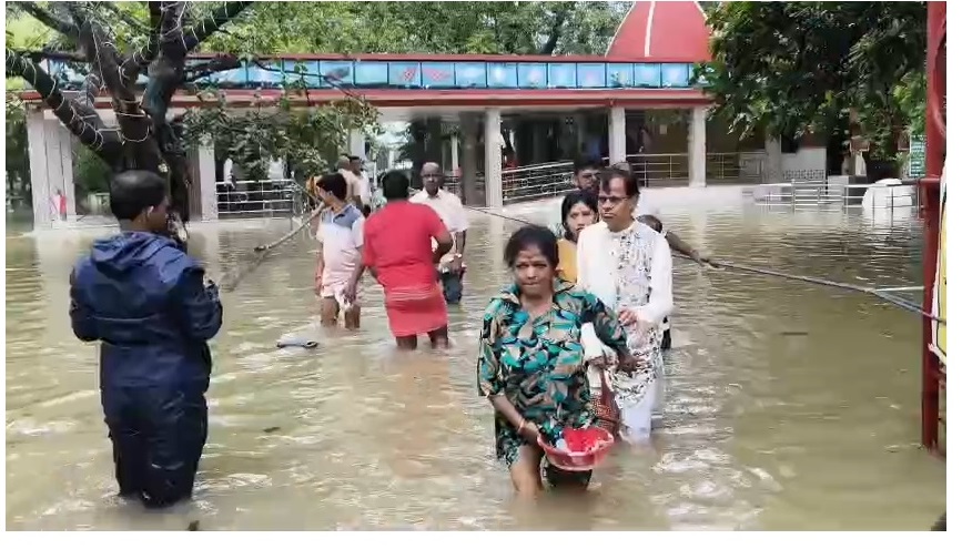 কোপাইয়ের জলে ভাসছে কঙ্কালীতলা মন্দির