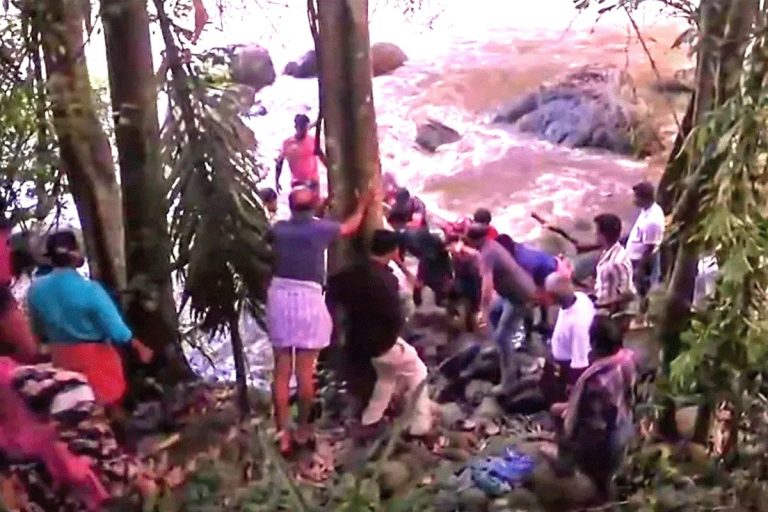 কেরালায় হড়পা বান, ভূমিধসে মৃত অন্তত ৫
