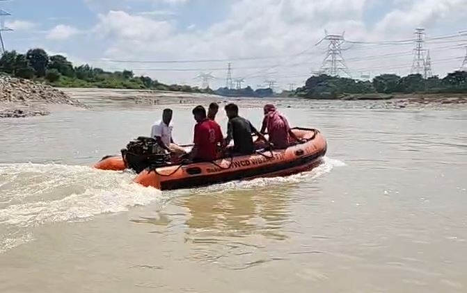 মহানন্দা ব্যারেজে স্নান করতে নেমে তলিয়ে গেল দুই পড়ুয়া