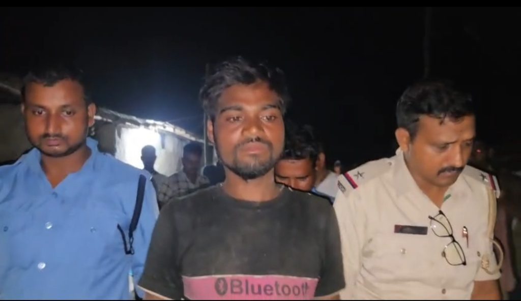 পরকীয়া সম্পর্ক? কুড়ুল দিয়ে বৌদির গলা কেটে খুন করল দেওর