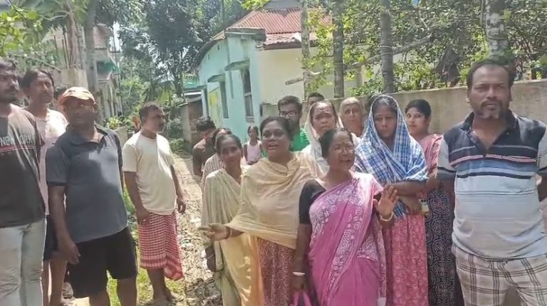 সরকারি মাটি বিক্রির অভিযোগ! তৃণমূলের প্রাক্তন কাউন্সিলরের স্বামীকে ঘিরে উত্তপ্ত এলাকা