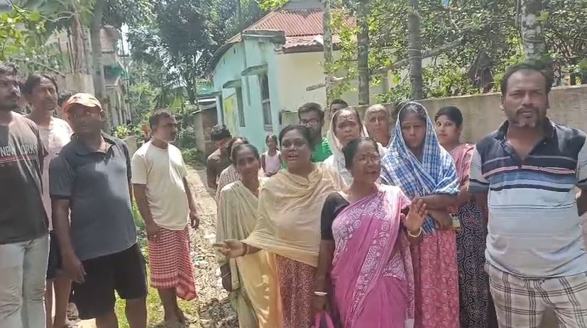 সরকারি মাটি বিক্রির অভিযোগ! তৃণমূলের প্রাক্তন কাউন্সিলরের স্বামীকে ঘিরে উত্তপ্ত এলাকা