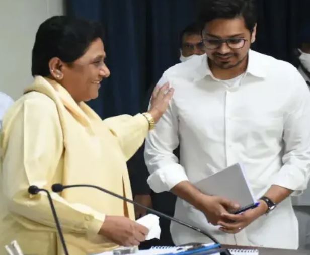 ‘‌ভাইপো’‌কে বহিষ্কার ‘‌পিসি’‌ মায়াবতীর