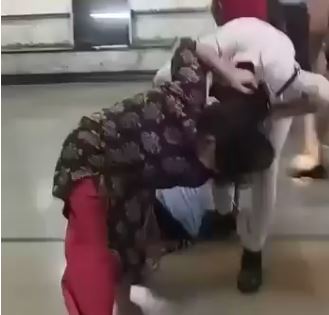 নেতাজি মেট্রো স্টেশনে যাত্রী–আরপিএফ চুলোচুলি