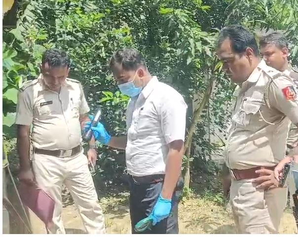 গৃহবধূকে খুনের ঘটনায় ঘটনাস্থলে ফরেন্সিক দল, পুলিশ আধিকারিক
