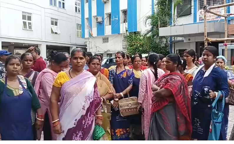 বকেয়া ভাতার দাবিতে শিলিগুড়িতে বিক্ষোভ মিড ডে মিল কর্মীদের