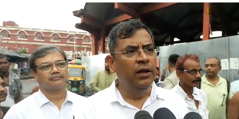 হাওড়া বাসস্ট্যান্ড থেকে সরাসরি প্ল্যাটফর্ম
