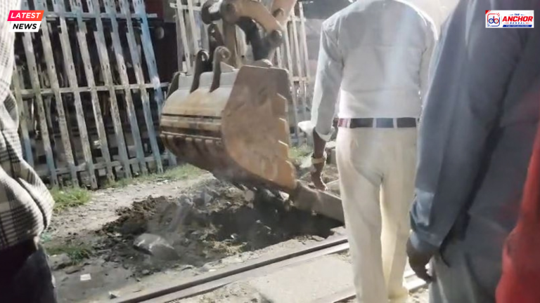 ফুলেশ্বরীতে ডবল লাইনের কাজ, বন্ধ পুরনো রেলগেট