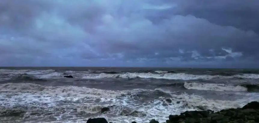 চোখ রাঙাচ্ছে গভীর নিম্নচাপ!‌ সোম থেকেই দুর্যোগ দক্ষিণবঙ্গে
