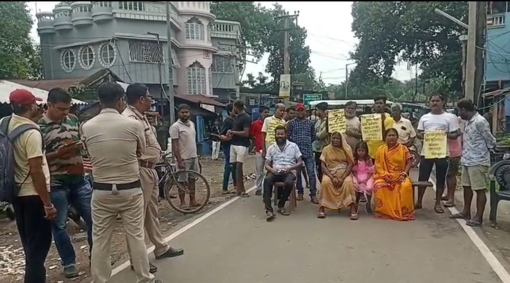 রাস্তার ধস মেরামত হয়নি, অবরোধ রঘুনাথচকে