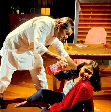 মঞ্চের অন্ধকারে টর্চের আলো.‌.‌.‌