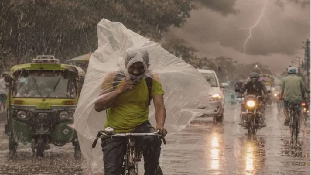 ভয়ঙ্কর দুর্যোগ ধেয়ে আসছে, কমলা সতর্কতা রাজ্যে, বিকেল থেকেই তুমুল বৃষ্টি